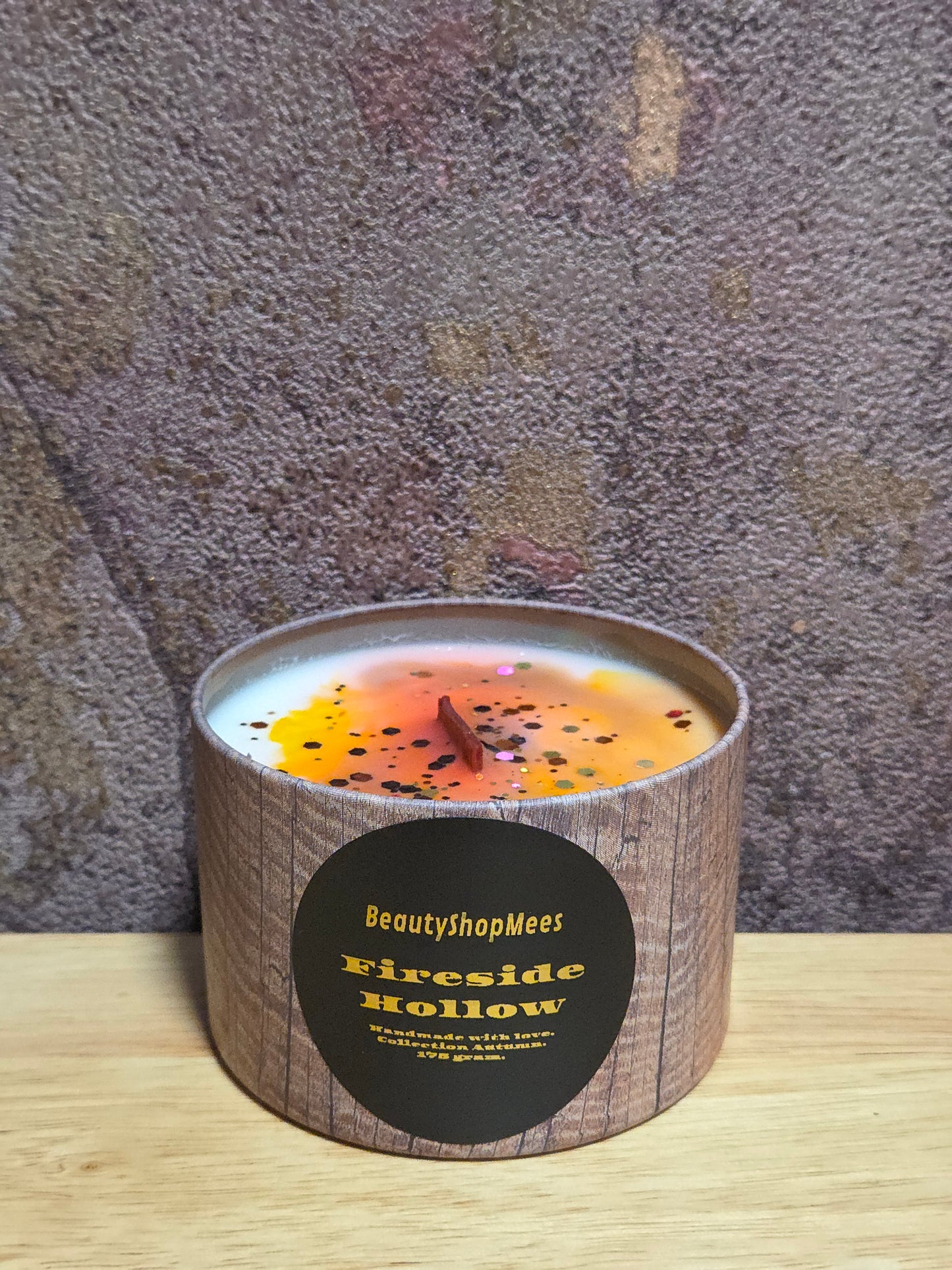 Fireside Hollow Brown Candle – Hickory, Suede & Kampvuur