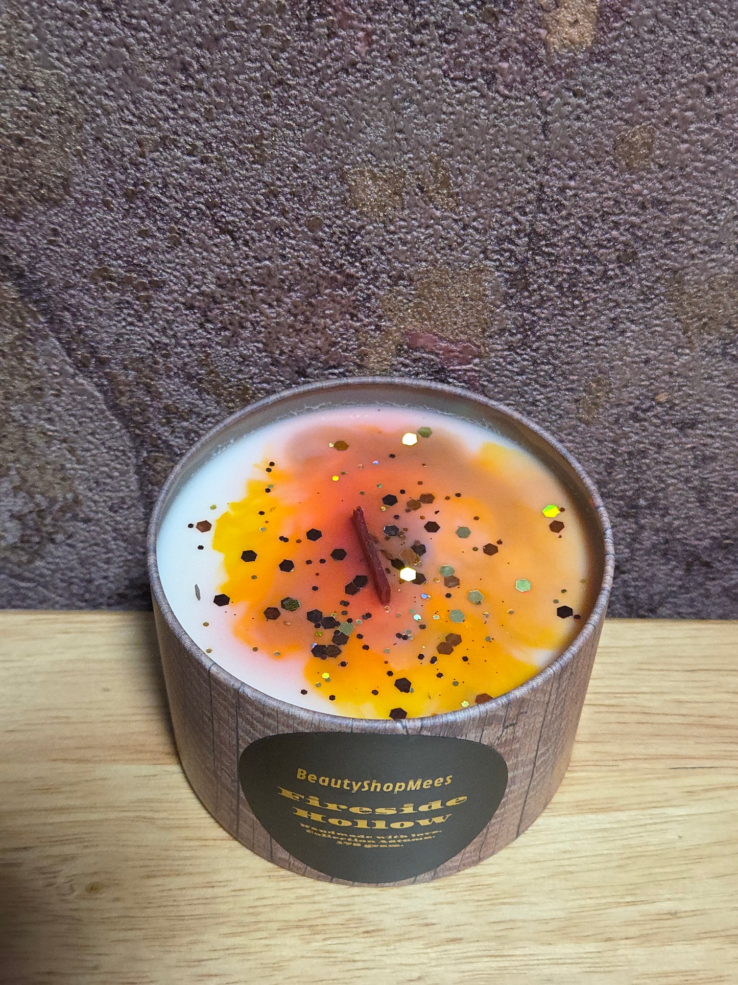 Fireside Hollow Brown Candle – Hickory, Suede & Kampvuur